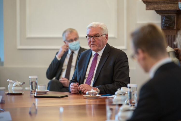 Rundabordsdiskussion om Helsingforsandan tillsammans med president Steinmeier och finländska och tyska experter. Foto: Matti Porre/Republikens presidents kansli