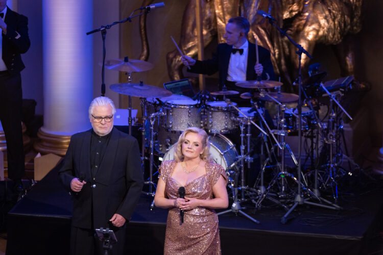 Nina Tapio and Kai Hyttinen performed in the Hall of State, accompanied by the Kaartin Combo band. Photo: Jon Norppa/Office of the President of the Republic of Finland