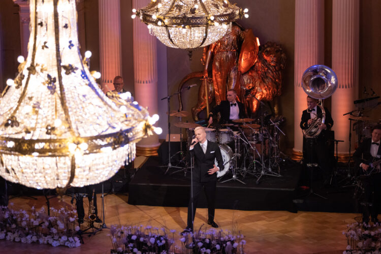 Elastinen performed in the Hall of State, accompanied by the Kaartin Combo band. Photo: Jon Norppa/Office of the President of the Republic of Finland