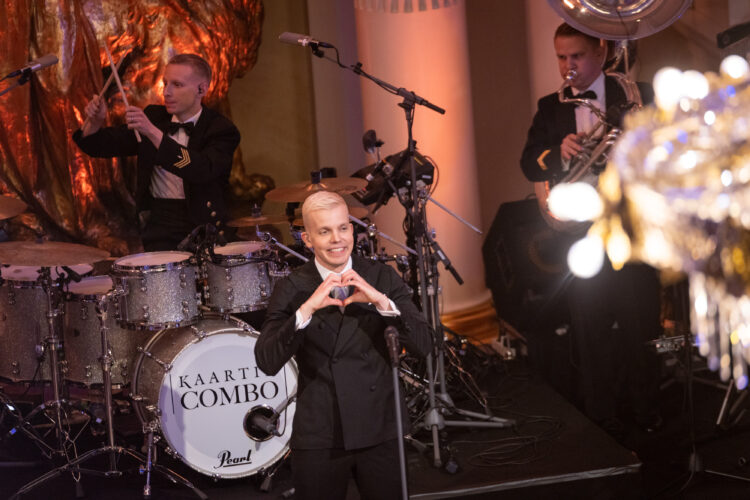 Elastinen performed in the Hall of State, accompanied by the Kaartin Combo band. Photo: Jon Norppa/Office of the President of the Republic of Finland