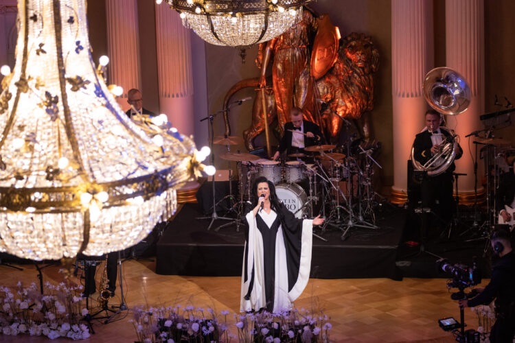 Kaija Koo performed in the Hall of State, accompanied by the Kaartin Combo band. Photo: Jon Norppa/Office of the President of the Republic of Finland