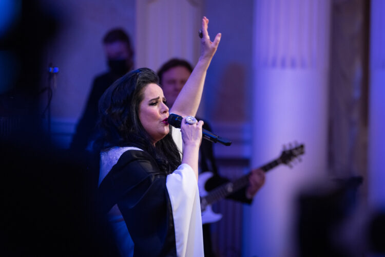 Kaija Koo performed in the Hall of State, accompanied by the Kaartin Combo band. Photo: Jon Norppa/Office of the President of the Republic of Finland