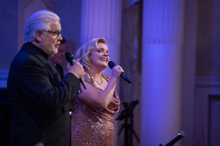 Nina Tapio and Kai Hyttinen performed in the Hall of State, accompanied by the Kaartin Combo band. Photo: Jon Norppa/Office of the President of the Republic of Finland