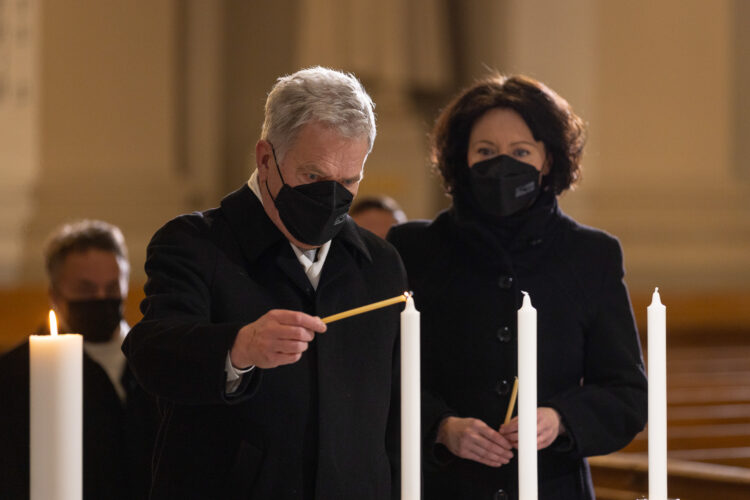 Presidentparet tände ljus för Finlands självständighet i Helsingfors domkyrka den 6 december 2021. Foto: Jon Norppa/Republikens presidents kansli