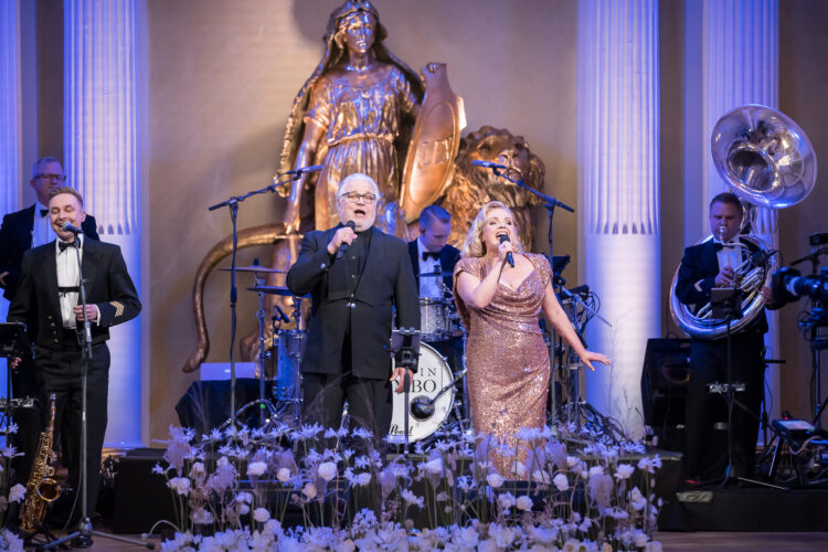 Nina Tapio and Kai Hyttinen performed in the Hall of State, accompanied by the Kaartin Combo band. Photo: Matti Porre/Office of the President of the Republic of Finland