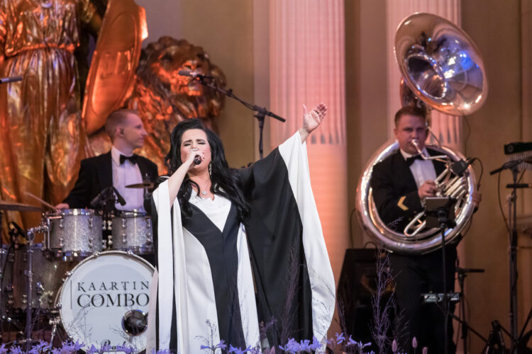 Kaija Koo performed in the Hall of State, accompanied by the Kaartin Combo band. Photo: Matti Porre/Office of the President of the Republic of Finland