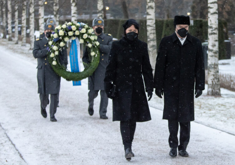 Republikens president Sauli Niinistö och hans maka Jenni nedlade en krans vid Hjältekorset på Sandudds begravningsplats på självständighetsdagens morgon den 6 december 2021.  Foto: Matti Porre/Republikens presidents kansli