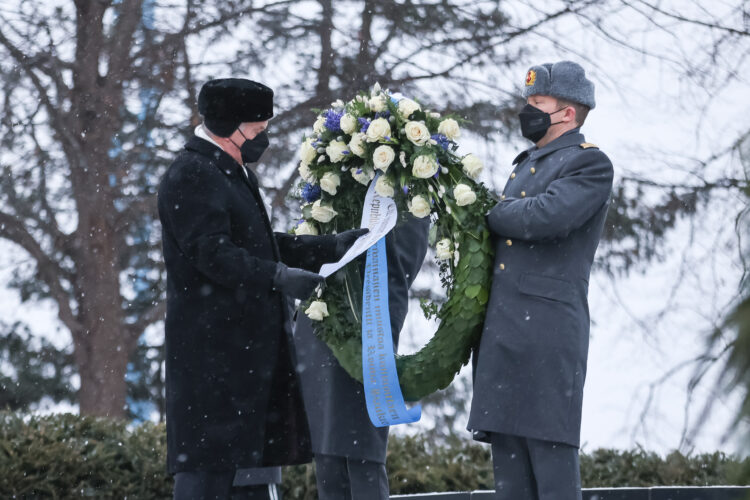 Tasavallan presidentti Sauli Niinistö ja puoliso Jenni Haukio laskivat seppeleen sankariristille Hietaniemen hautausmaalla  itsenäisyyspäivän aamuna 6. joulukuuta 2021. Kuva: Matti Porre/Tasavallan preidentin kanslia

