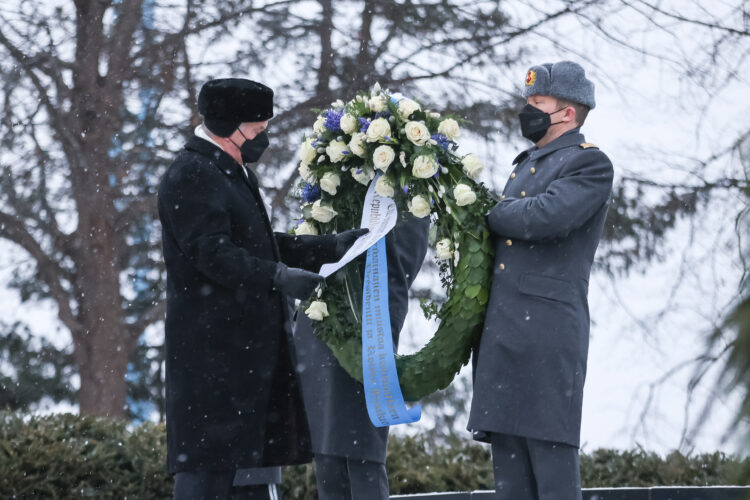 Republikens president Sauli Niinistö och hans maka Jenni nedlade en krans vid Hjältekorset på Sandudds begravningsplats på självständighetsdagens morgon den 6 december 2021.  Foto: Matti Porre/Republikens presidents kansli