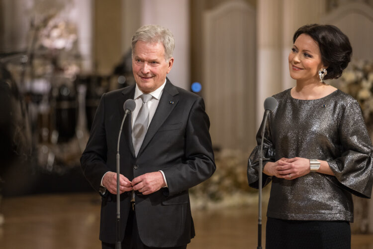 Tasavallan presidentti Sauli Niinistö ja puoliso Jenni Haukio itsenäisyyspäivän televisiolähetyksessä 6. joulukuuta 2021. Kuva: Matti Porre/Tasavallan presidentin kanslia