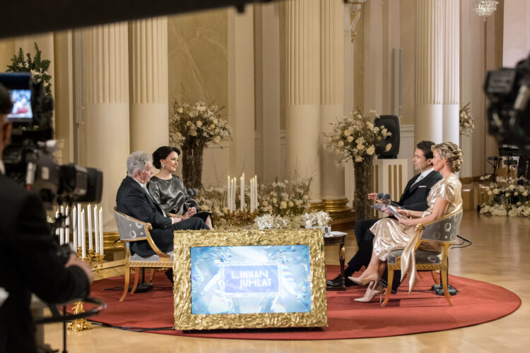 Journalisterna Ella Kanninen och Jussi-Pekka Rantanen intervjuade presidentparet i direktsändning. Foto: Matti Porre/Republikens presidents kansli