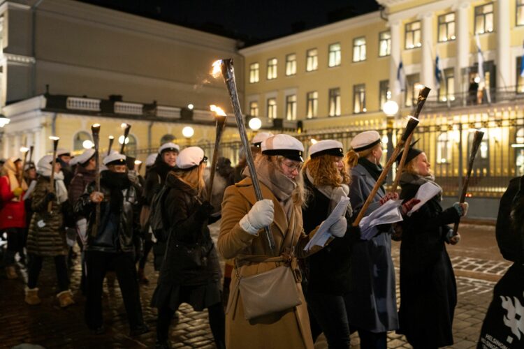 Ylioppilaiden itsenäisyyspäivän soihtukulkue oli vaikuttava näky marssiessaan Presidentinlinnan ohi. Kuva: Jon Norppa/Tasavallan presidentin kanslia