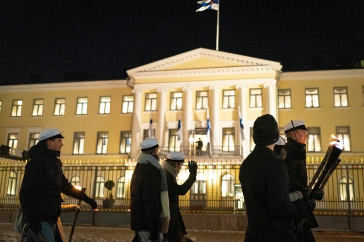 The Students’ Independence Day Torchlight Procession was an impressive sight as they marched past the Presidential Palace. Photo: Jon Norppa/Office of the President of the Republic of Finland