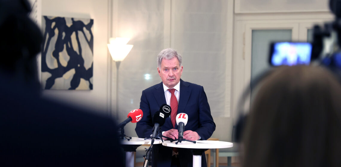 Tasavallan presidentti Sauli Niinistö mediatilaisuudessa Mäntyniemessä Naton huippukokouksen jälkeen 25. helmikuuta 2022. Kuva: Riikka Hietajärvi/Tasavallan presidentin kanslia