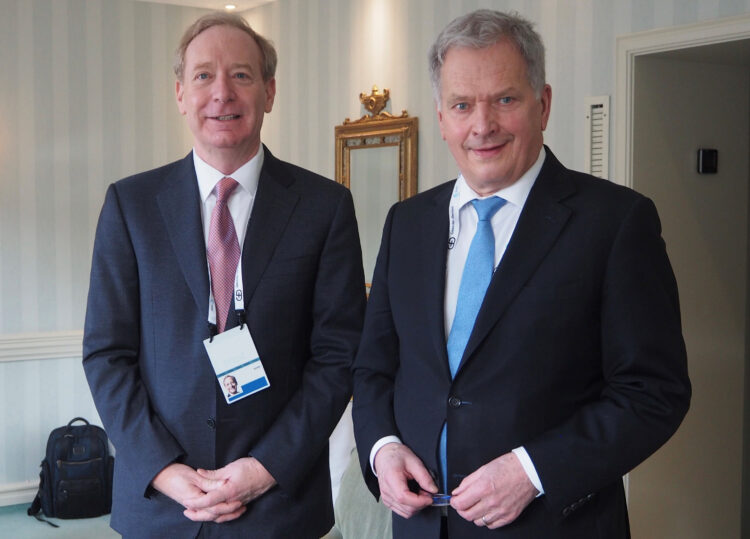 President Niinistö diskuterade med Microsofts president och vice ordförande Brad Smith i säkerhetskonferens i München den 19 februari 2022. Foto: Tino Savolainen/Republikens presidents kansli