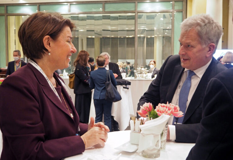 President Niinistö och senator Amy Klobuchar i München efter paneldiskussionen om relationerna mellan öst och väst samt säkerhetsordningen i Europa. Foto: Tino Savolainen/Republikens presidents kansli