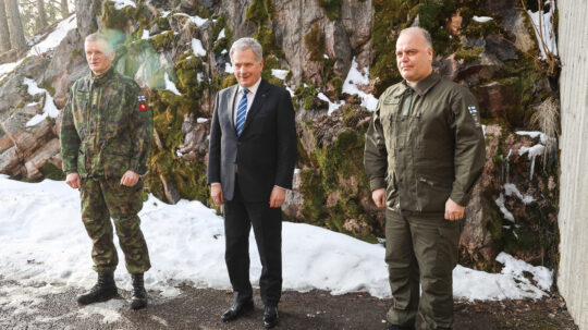 President Niinistö inspected the local defence exercise Kehä 1/22, led by the Guard Jaeger Regiment. Also pictured are General Timo Kivinen, Commander of the Defence Forces, and Vesa Sundqvist, District Director, National Defence Training Association of Finland (MPK). Photo: Lotta Laaksonen / Guard Jaeger Company