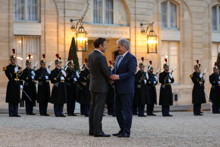 Republikens president Sauli Niinistö träffade Frankrikes president Emmanuel Macron måndagen den 21 mars 2022 i Paris. Foto: Johanna Unha-Kaprali/Finlands ambassad i Paris