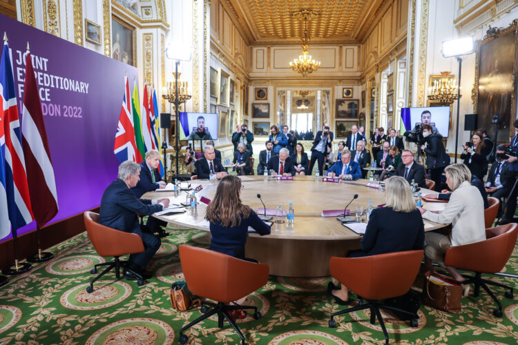 President Niinistö deltog i ett möte med JEF-ländernas stats- och regeringschefer i London. Ukrainas president Volodymyr Zelenskyj deltog i mötet via videolänk. Foto: Jouni Mölsä/Republikens presidents kansli