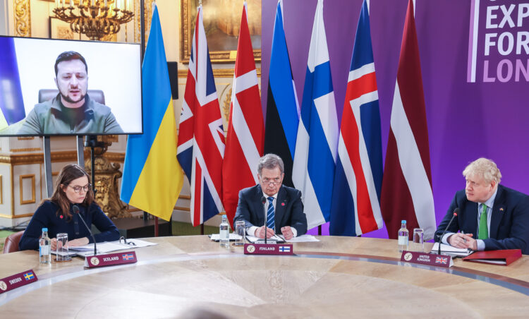 Islands statsminister Katrín Jakobsdóttir, president Sauli Niinistö och Storbritanniens premiärminister Boris Johnson vid mötet mellan JEF-länderna stats- och regeringschefer i London den 15 mars 2022. Ukrainas president Volodymyr Zelenskyj deltog i mötet via videolänk. Foto: Jouni Mölsä/Republikens presidents kansli