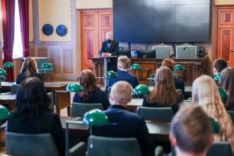 Med ledamöterna i ungdomsfullmäktige i Borgå diskuterade presidenten fullmäktigearbetet samt de ungas vardag och välbefinnande. Foto: Jouni Mölsä/Republikens presidents kansli