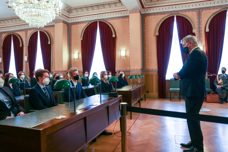 Med ledamöterna i ungdomsfullmäktige i Borgå diskuterade presidenten fullmäktigearbetet samt de ungas vardag och välbefinnande. Foto: Jouni Mölsä/Republikens presidents kansli