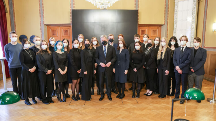 President Niinistö in a group photo with the Porvoo Youth Council. Photo: Jouni Mölsä/Office of the President of the Republic of Finland