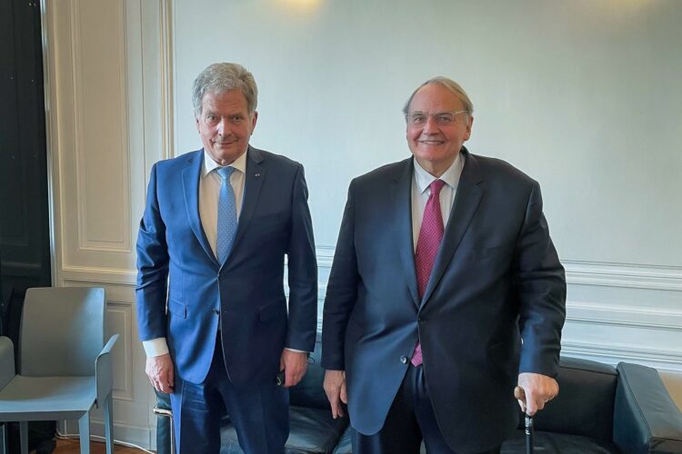 President Niinistö träffade Jean-Louis Bourlanges, ordförande för den franska nationalförsamlingens utrikesutskott, i Paris den 21 mars 2022. Foto: Hiski Haukkala/Republikens presidents kansli