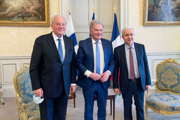 Republikens president Sauli Niinistö träffade Christian Cambon, ordförande för den franska senatens utrikes- och försvarsutskott, och Roger Karoutchi, utskottets vice ordförande, i Paris den 21 mars 2022. Foto: Hiski Haukkala/Republikens presidents kansli