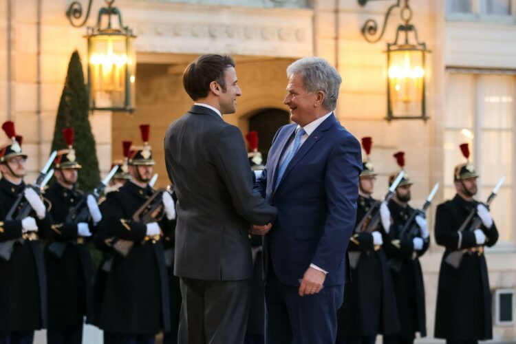 Republikens president Sauli Niinistö träffade Frankrikes president Emmanuel Macron måndagen den 21 mars 2022 i Paris. Foto: Johanna Unha-Kaprali/Finlands ambassad i Paris