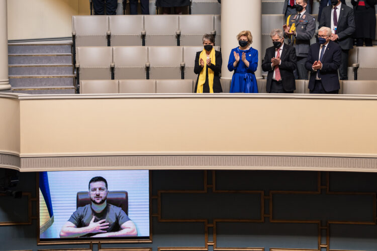 After the press conference, President Niinistö and Federal President Steinmeier visited Parliament, where they followed a video speech by President of Ukraine Volodymyr Zelensky. Photo: Matti Porre/Office of the President of the Republic of Finland