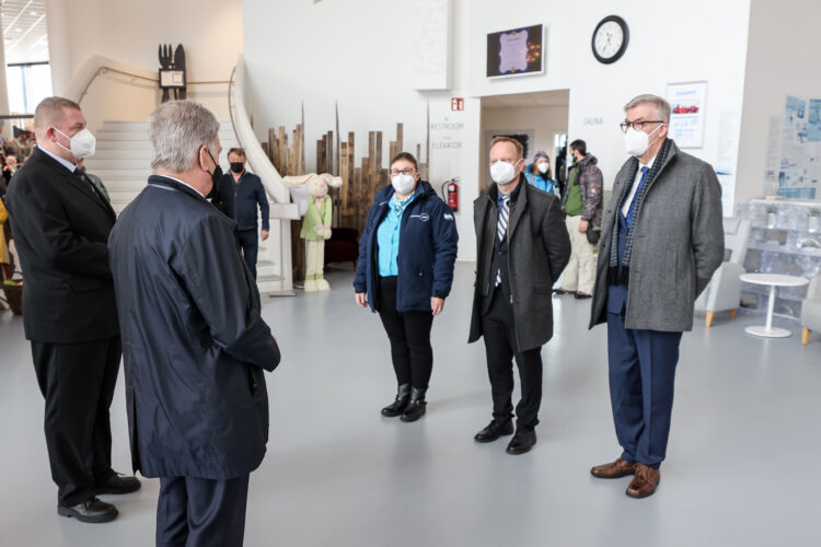 Meeting with representatives of the Town of Kemi at Kemi Snow Castle. Discussions focused on current concerns in the region and tourism-related issues. Photo: Jouni Mölsä/Office of the President of the Republic of Finland