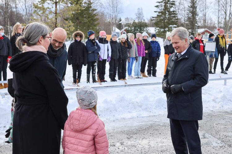 Republikens president Sauli Niinistö besökte Syväkankaan koulu i Kemi onsdagen den 6 april 2022. Förutom skolans elever välkomnades presidenten av skolans rektor Mika Timonen och ledande rektor Piia Hulkkonen som ansvarar för Kemis stads skolväsen. Foto: Jouni Mölsä/Republikens presidents kansli