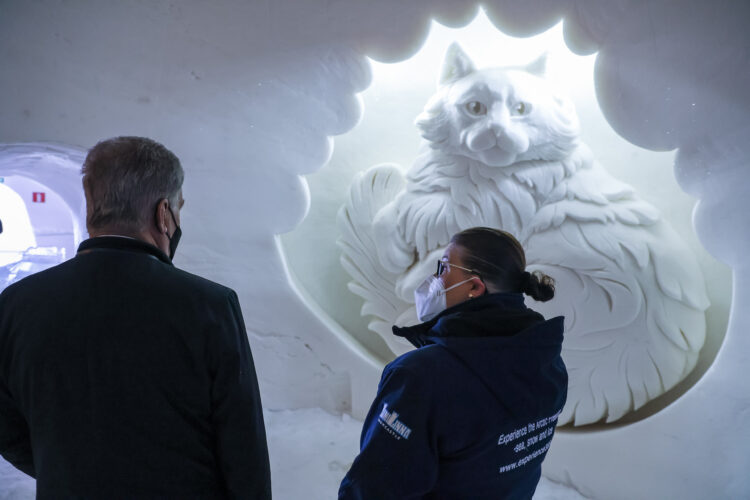 President Niinistö toured Kemi Snow Castle, with Susanna Koutonen, CEO of Kemin Matkailu Oy, as his guide. Photo: Jouni Mölsä/Office of the President of the Republic of Finland