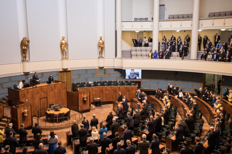 Presidentti Niinistö ja liittopresidentti Steinmeier seurasivat Ukrainan presidentti Volodymyr Zelenskyin videopuheenvuoroa Eduskunnassa. Kuva: Matti Porre/Tasavallan presidentin kanslia