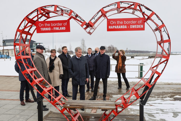Cross-border cooperation was the topic when President Niinistö met with representatives of the City of Tornio and Haparanda Municipality in Tornio. Photo: Jouni Mölsä/Office of the President of the Republic of Finland