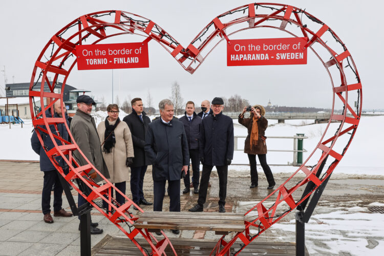 Under mötet i Torneå diskuterade presidenten gränssamarbetet i tvillingstaden med representanter för Torneå och Haparanda kommun. Foto: Jouni Mölsä/Republikens presidents kansli