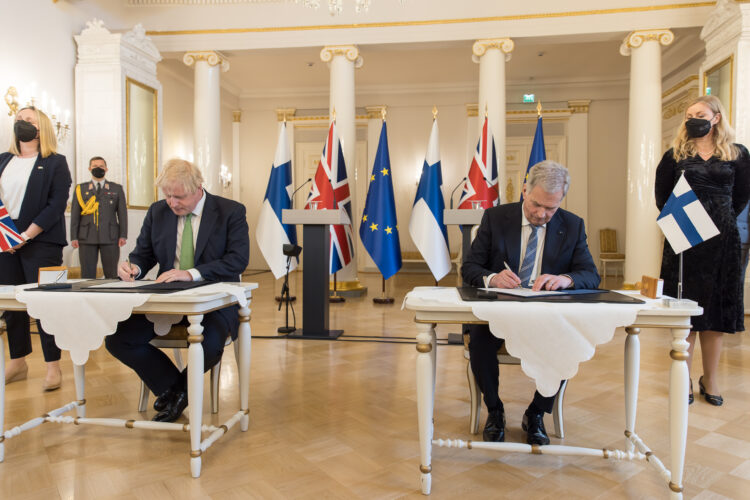 Presidentti Niinistö ja pääministeri Johnson allekirjoittivat Suomen ja Yhdistyneen kuningaskunnan julkilausuman. Kuva: Matti Porre/Tasavallan presidentin kanslia