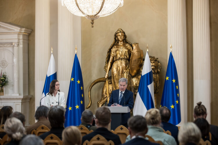 Tasavallan presidentti Sauli Niinistö ja pääministeri Sanna Marin pitivät yhteisen lehdistötilaisuuden Suomen turvallisuuspoliittisista ratkaisuista sunnuntaina 15. toukokuuta 2022 Presidentinlinnassa. Kuva: Matti Porre/Tasavallan presidentin kanslia