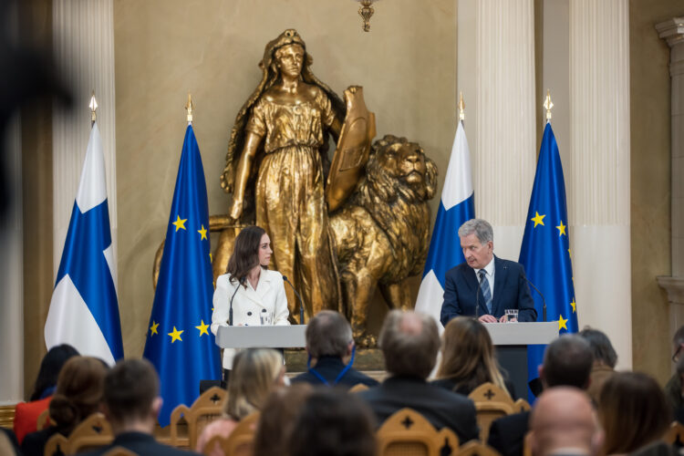 Tasavallan presidentti Sauli Niinistö ja pääministeri Sanna Marin pitivät yhteisen lehdistötilaisuuden Suomen turvallisuuspoliittisista ratkaisuista sunnuntaina 15. toukokuuta 2022 Presidentinlinnassa. Kuva: Matti Porre/Tasavallan presidentin kanslia