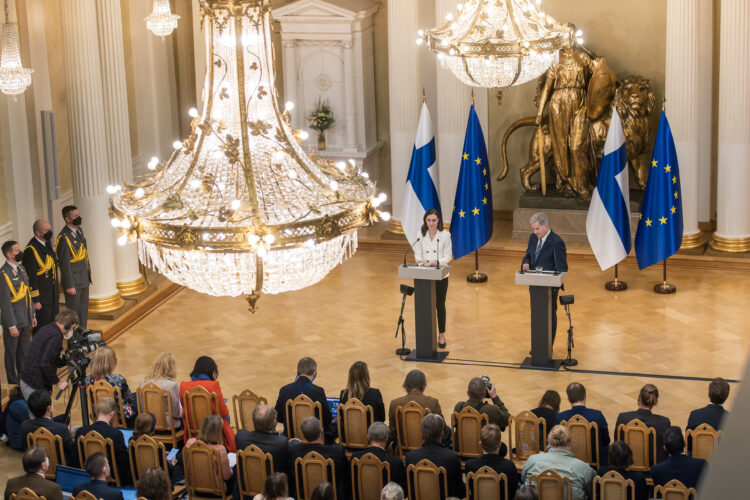 Tasavallan presidentti Sauli Niinistö ja pääministeri Sanna Marin pitivät yhteisen lehdistötilaisuuden Suomen turvallisuuspoliittisista ratkaisuista sunnuntaina 15. toukokuuta 2022 Presidentinlinnassa. Kuva: Matti Porre/Tasavallan presidentin kanslia