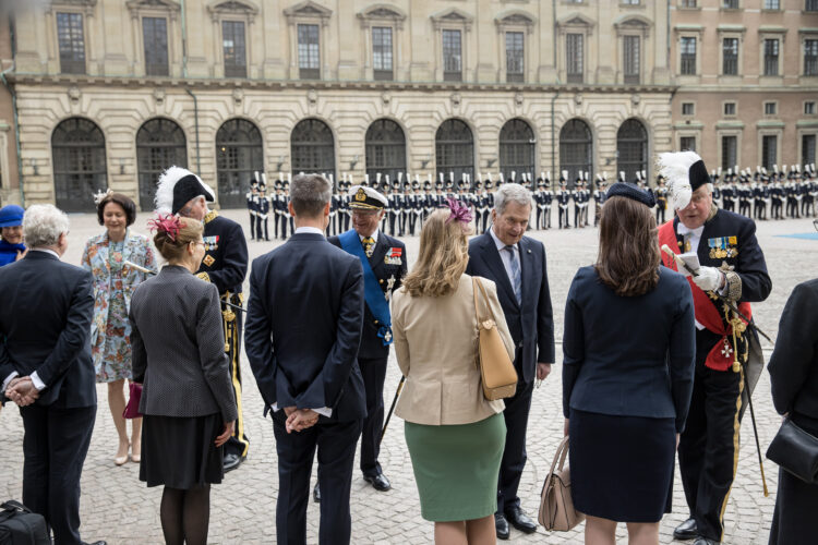 Kuningas Kaarle XVI Kustaa ja kuningatar Silvia ottivat tasavallan presidentti Sauli Niinistön ja rouva Jenni Haukion vastaan valtiovierailuun kuuluvin seremonioin Kuninkaanlinnalla. 
Kuva: Matti Porre/Tasavallan presidentin kanslia