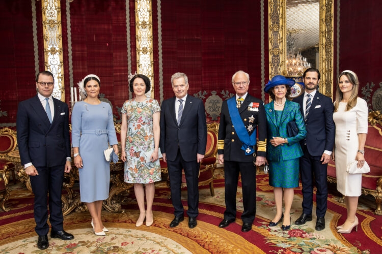 Presidentparet och kungaparet träffade kronprinsessan Victoria, prins Daniel, prins Carl Philip och prinsessan Sofia i Victoriasalongen på Kungliga slottet. Foto: Matti Porre/Republikens presidents kansli