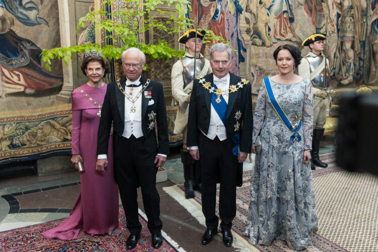 Statsbesökets första dag avslutades med att kungaparet gav en galamiddag på Kungliga slottet. Foto: Matti Porre/Republikens presidents kansli