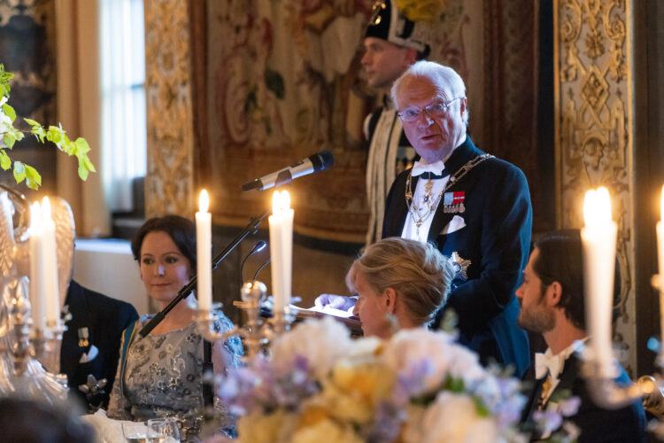 Statsbesökets första dag avslutades med att kungaparet gav en galamiddag på Kungliga slottet. Foto: Matti Porre/Republikens presidents kansli