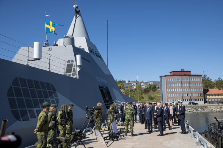 Visit to the Swedish Naval Base at Berga, where President Niinistö reviewed the operations of forces specialised in coastal conditions. Photo: Matti Porre/Office of the President of the Republic of Finland