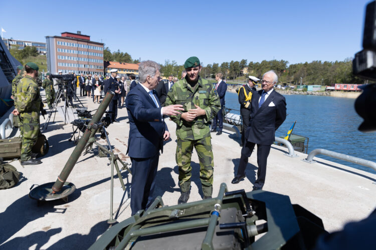 Vierailu Ruotsin merivoimien tukikohdassa Bergassa, jossa presidentti Niinistö tutustui rannikko-olosuhteisiin erikoistuneiden joukkojen toimintaan. Kuva: Matti Porre/Tasavallan presidentin kanslia