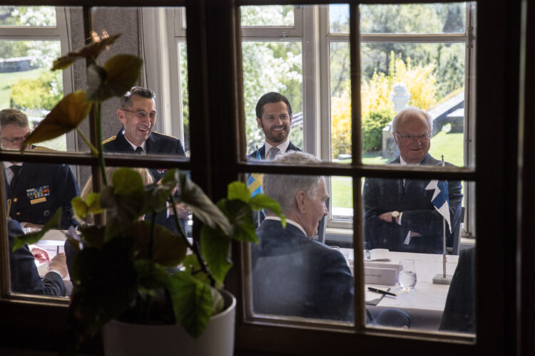 Under besöket på den svenska marinens örlogsbas på Berga utanför Stockholm fick president Niinistö bekanta sig med trupper specialiserade på kustförhållanden och deras verksamhet. Foto: Matti Porre/Republikens presidents kansli