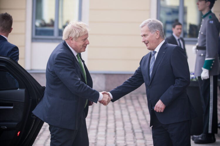 President Niinistö hälsade Storbritanniens premiärminister Boris Johnsons välkommen på besök till Finland onsdagen den 11 maj 2022. Foto: Matti Porre/Republikens presidents kansli