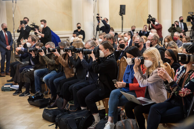 Tasavallan presidentti Sauli Niinistö ja pääministeri Sanna Marin pitivät yhteisen lehdistötilaisuuden Suomen turvallisuuspoliittisista ratkaisuista sunnuntaina 15. toukokuuta 2022 Presidentinlinnassa. Kuva: Matti Porre/Tasavallan presidentin kanslia